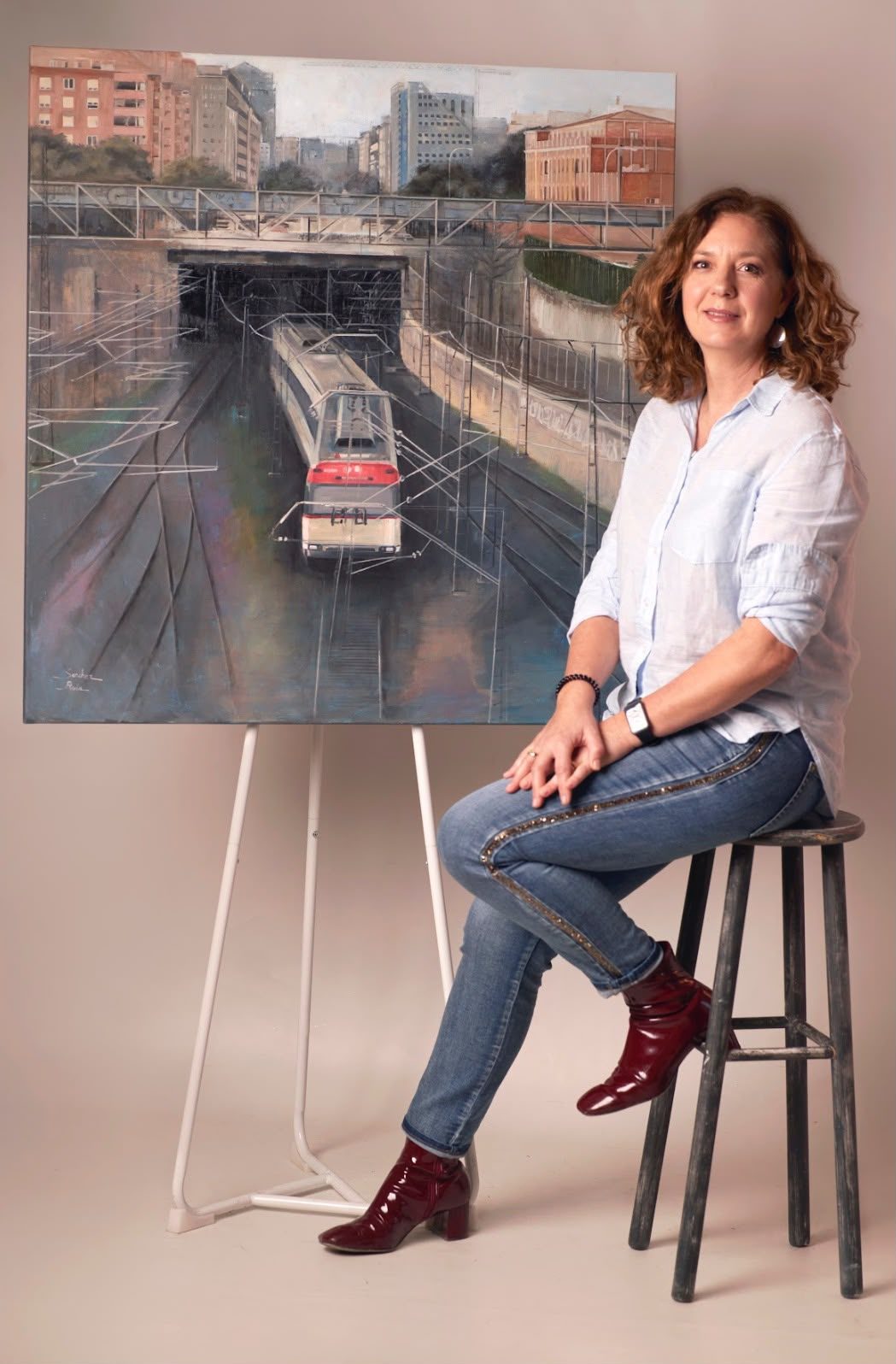 Carmen Sánchez Ruda junto a una de sus pinturas de paisaje urbano